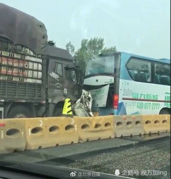 京哈高速惨烈车祸：小车成铁饼成员全部死亡