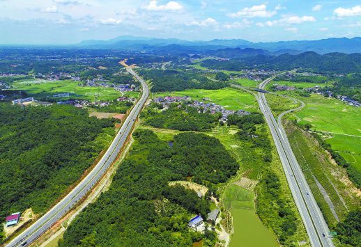 6月28日,浏阳市洞阳镇,建设中的金阳大道(左)和长浏高速(右)