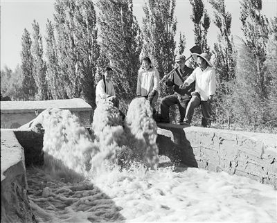 <p>　　1974年9月，建成后的青铜峡水电厂使吴忠南部大片土地实现提水灌溉，农业生产得到极大改善。　　　　　　　　　　　　　　　　　　　（本报资料照片）</p>