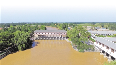 <p>　　通过科学调配、错峰补给，青铜峡市大坝管理所唐正匣渠首管理处适时为唐徕渠灌域艾依河、沙湖、星海湖等河湖水系补给水量。</p>