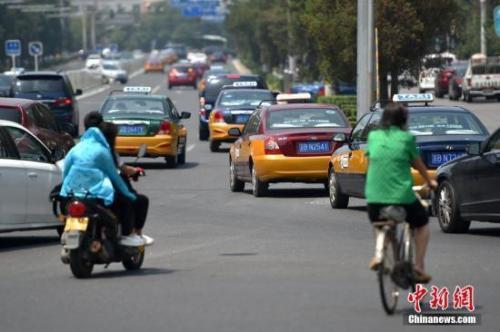 　资料图：市民打车需求旺盛。中新网记者 