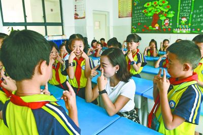 暑假刷抖音、打游戏 开学前,小学生扎堆看近视