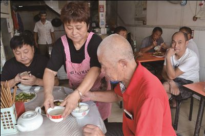 10元四个菜管饱 常州餐馆老板娘义助打工者15