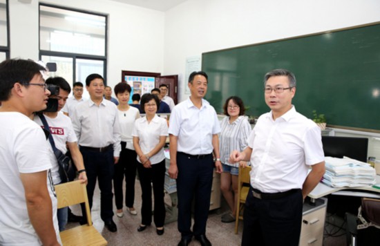 安庆市市长陈冰冰教师节到安庆一中看望慰问教