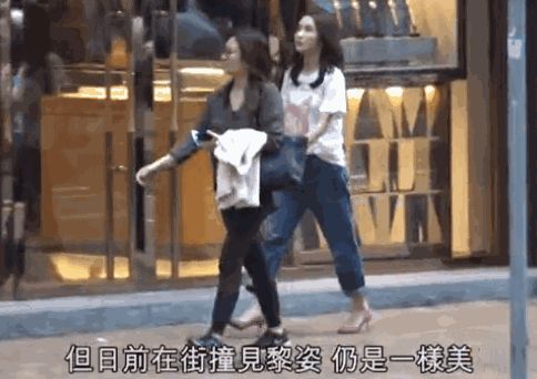 网友街头偶遇黎姿 身姿挺拔宛如少女堪称逆生