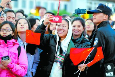 10分,伴随著雄壮的国歌和东方一缕朝霞,五星红旗在天安门广场冉冉升起