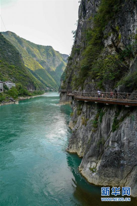 原标题:重庆巫溪:山中秘境游受欢迎   国庆长假期间,位於重庆市巫溪县