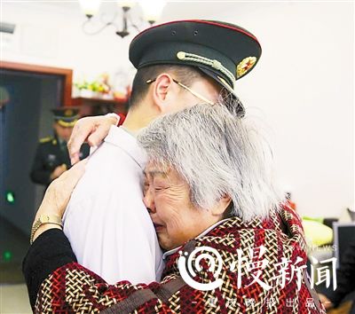 八旬婆婆织毛背心送6名医生 感谢对老伴的照顾