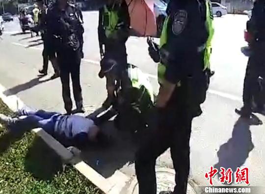 昆明一歹徒持刀砍人民警3分钟赶到现场制服(图)