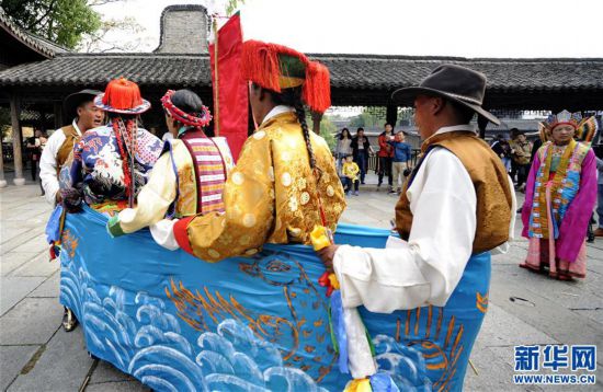 西藏频道      当日,西藏日喀则市昂仁县迥巴藏戏团在浙江乌镇举行