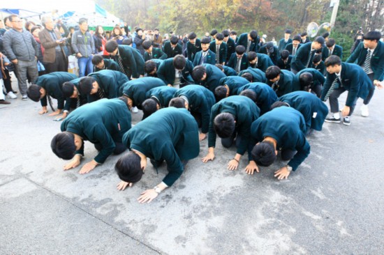 韩国今日高考:后辈跪地磕头 高喊"学长不复读"!(图)