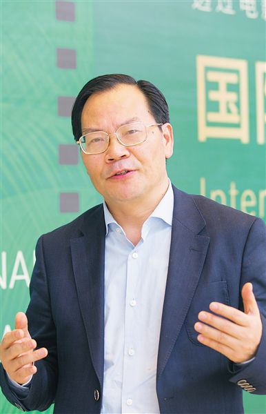 北京电影学院副校长,青年电影制片厂厂长俞剑红.