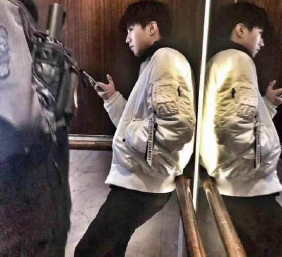 王俊凯乘电梯被偶遇 发现偷拍后眼神犀利警惕