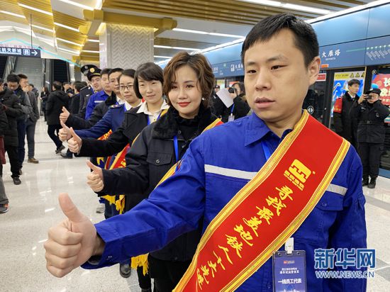 西安地铁四号线开通试运营 古城市民出行更加