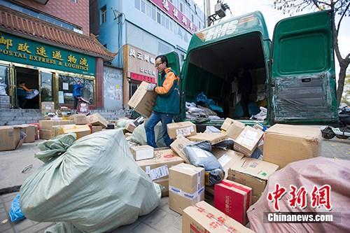 资料图：物流人员在分拣快递。<a target='_blank'  data-cke-saved-href='http://www.chinanews.com/' href='http://www.chinanews.com/'><p  align=