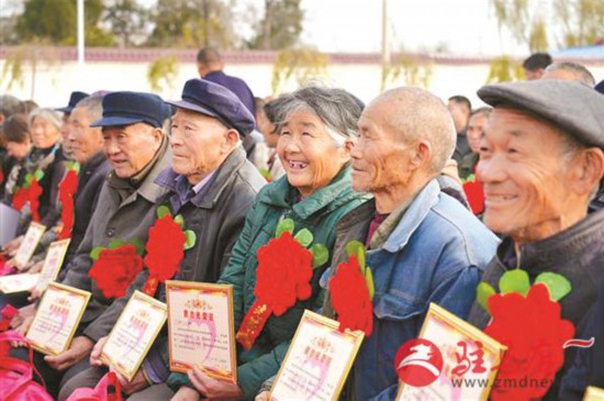 经历八年多少农村贫困人口脱贫_农村贫困脱贫图片(2)