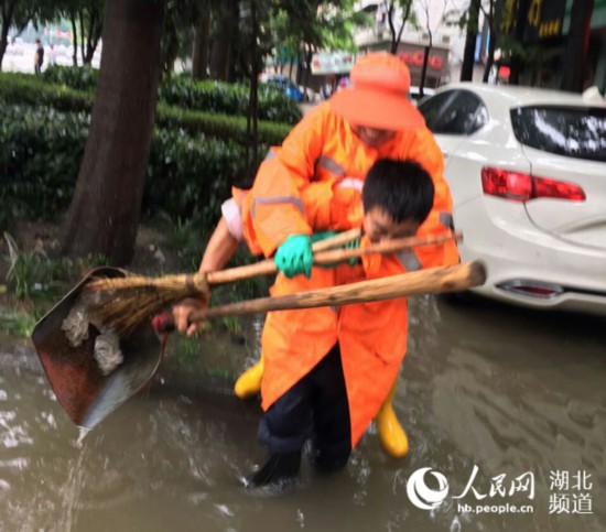 環衛工冰天雪地中奮戰兩天一夜倒在趕赴除雪崗位的路上