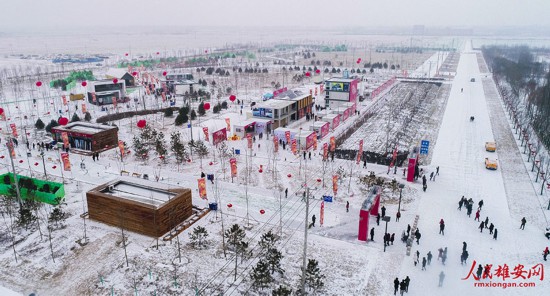 2月12日，雄安新区迎来新年过后初雪。在飘飘洒洒的白雪中，雄安新区已是银装素裹，分外妖娆。今天，2019雄安新区嘉年华隆重开幕，初雪的降临，更是增添了活动的趣味。游客们在品尝到京津冀、川鲁粤淮扬、德法俄意日等特色美食的同时，还可以和家人拍照留念，纵享欢愉。马亚南/摄