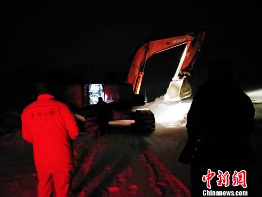 直击青海玉树雪灾“清雪保通”：前脚打通，后脚“雪阻路”