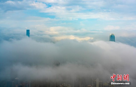 香港迎来平流雾 维港宛如人间仙境