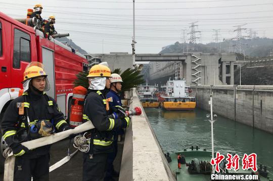 素描漫威英雄图片 三峡大坝“消防护卫队”：护航船闸15年“零事故”