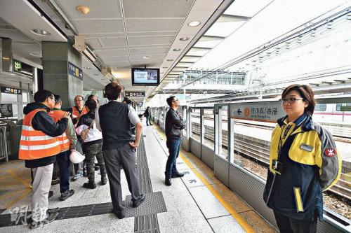 港铁电缆故障2天暂停5小时70班接驳巴士疏导旅客