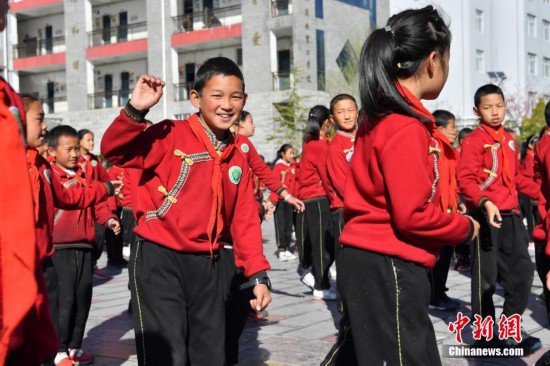 茶马古道重镇奔子栏的最炫民族风