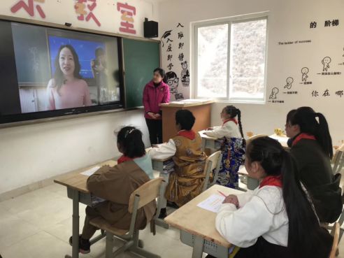 这是来自距离2000多公里的四川省甘孜藏族自治州德格县白垭乡小学学生