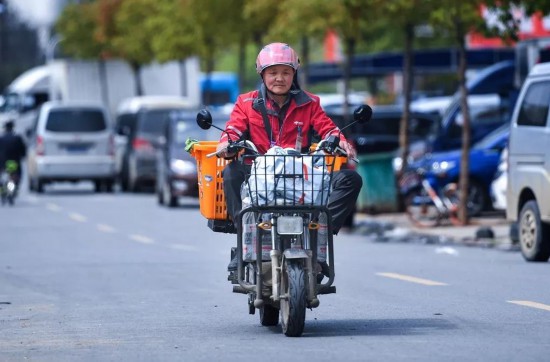 京东快递哥身价千万仍起早贪黑