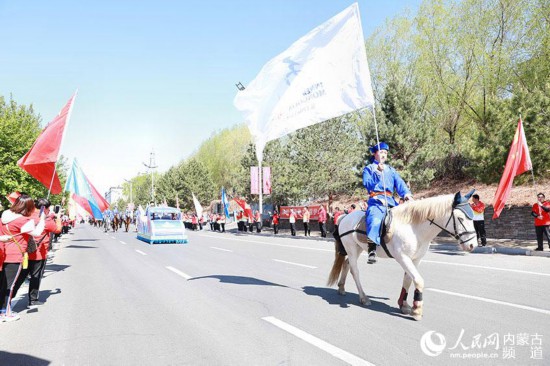 由4名博克手組成的聖火護衛點燃火種燈，乘坐花車，21匹蒙古馬組成的馬隊跟隨其后，護送火種燈前往五一廣場。