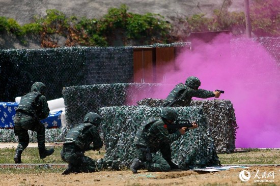 综合检验射击演示。王涛 摄