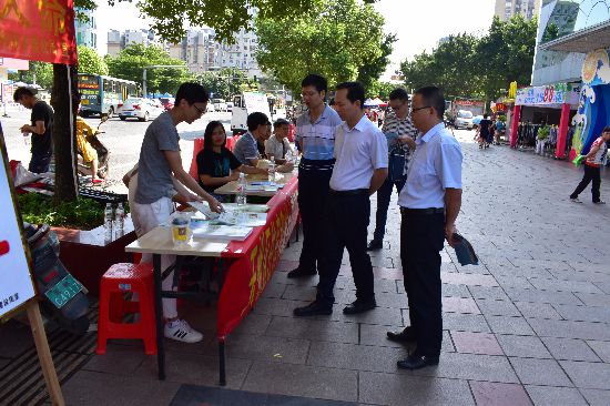 玉州区委常委,常务副区长李刚在"安全生产月"咨询日现场