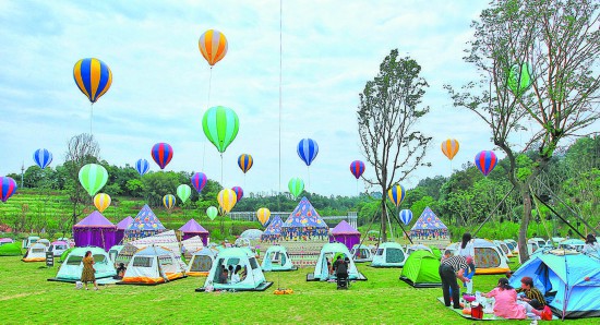 欢乐田园内各色帐篷"开"满草地