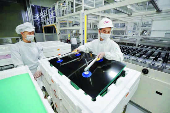 惠州市华星光电技术有限公司生产车间,工人在紧张忙碌.