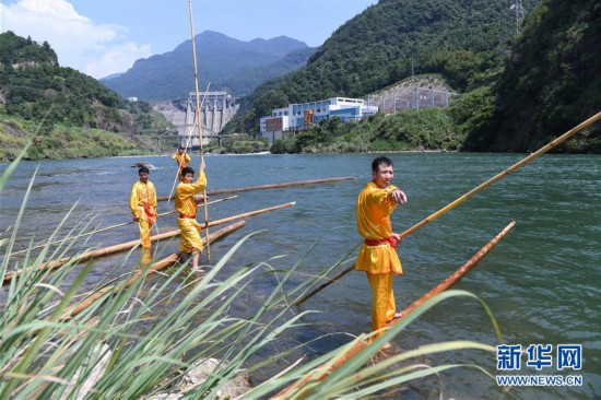 （社會(huì)）（4）福建寧德：“獨(dú)木沖浪”秀絕技