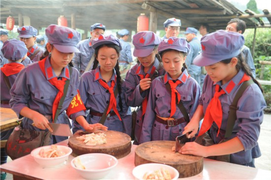 图为学生们在制作红军餐