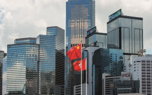 香港特别行政区政府大楼外,国旗,区旗迎风飘荡.