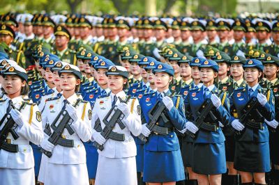 在阅兵徒步方队中,女兵方队首次以挂枪形式,全新混合编组参加国庆阅兵