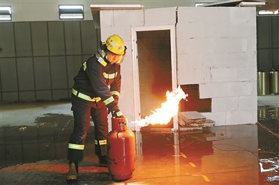 燃气罐着火 先关阀门会回火爆炸?