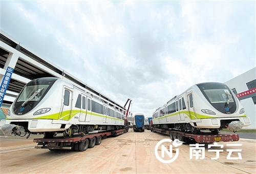 南宁地铁4号线首批列车抵邕"八桂黄"来了