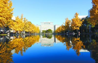 資料写真、清華大学本館前の池（撮影・王海欣）。