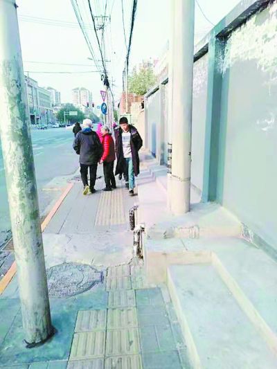 违建拆后旧台阶挡路 是时候该清理了