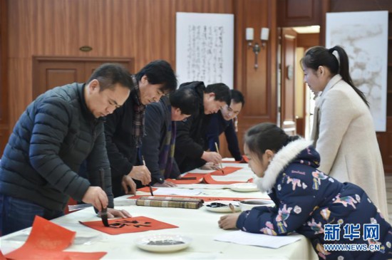 （新春走基层）（6）送春联 迎新年