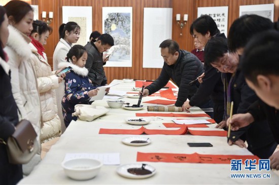 （新春走基层）（5）送春联 迎新年