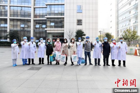 武漢市の協和病院から退院した5人の医療従事者たち（撮影・劉坤維）。
