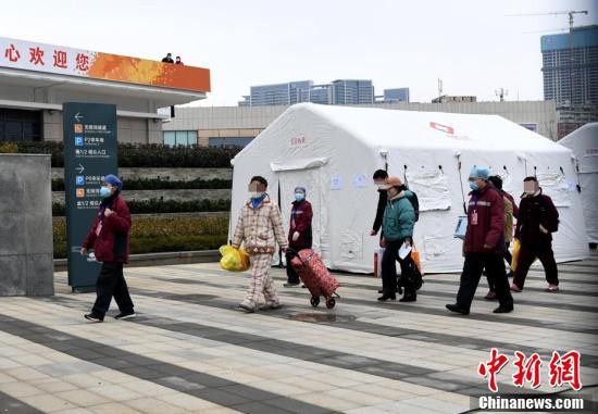 武漢市の臨時医療施設「洪山体育館武昌方艙医院」から第一陣となる患者が退院 