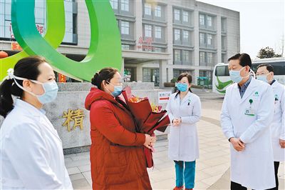 昨日,西安市胸科医院医护人员对出院患者表示祝贺.医院供图