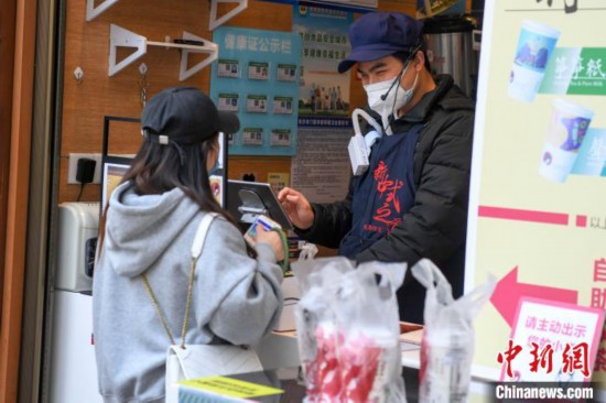 営業再開のミルクティー店に長蛇の列　湖南省長沙市 