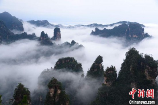 湖南省張家界の世界遺産・武陵源に水墨画のような雲海の絶景広がる (2 