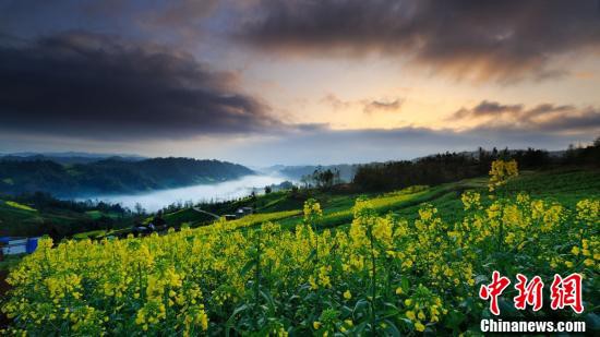 四川省天全県、奥深い山々に広がる絵具を広げたパレットのような絶景